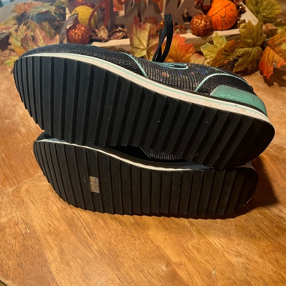 Womens size 8 Skechers. Very unusal. Black with multi shine. - Picture 4 of 4